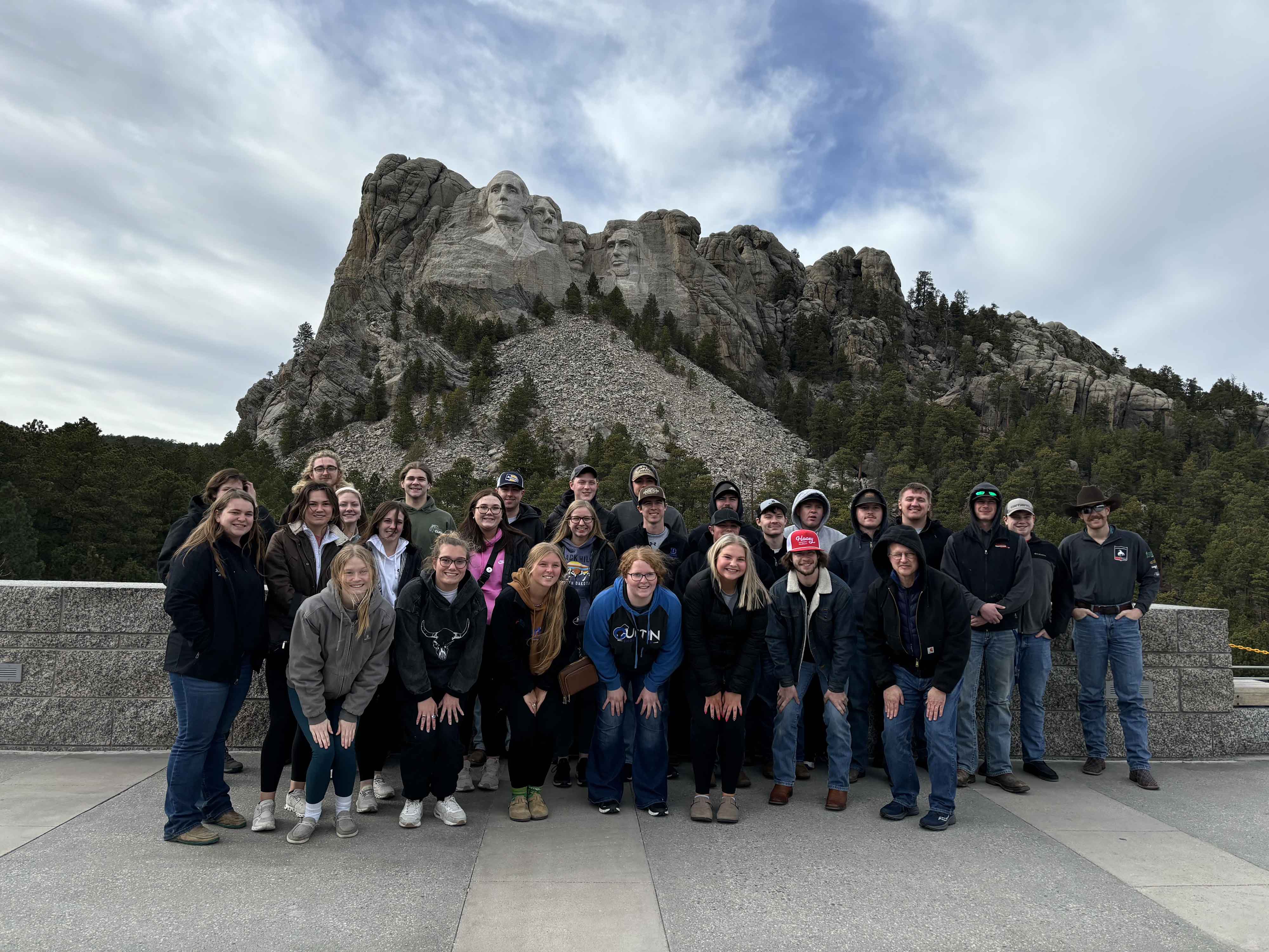 Students pose in front of Mt. Rushmore